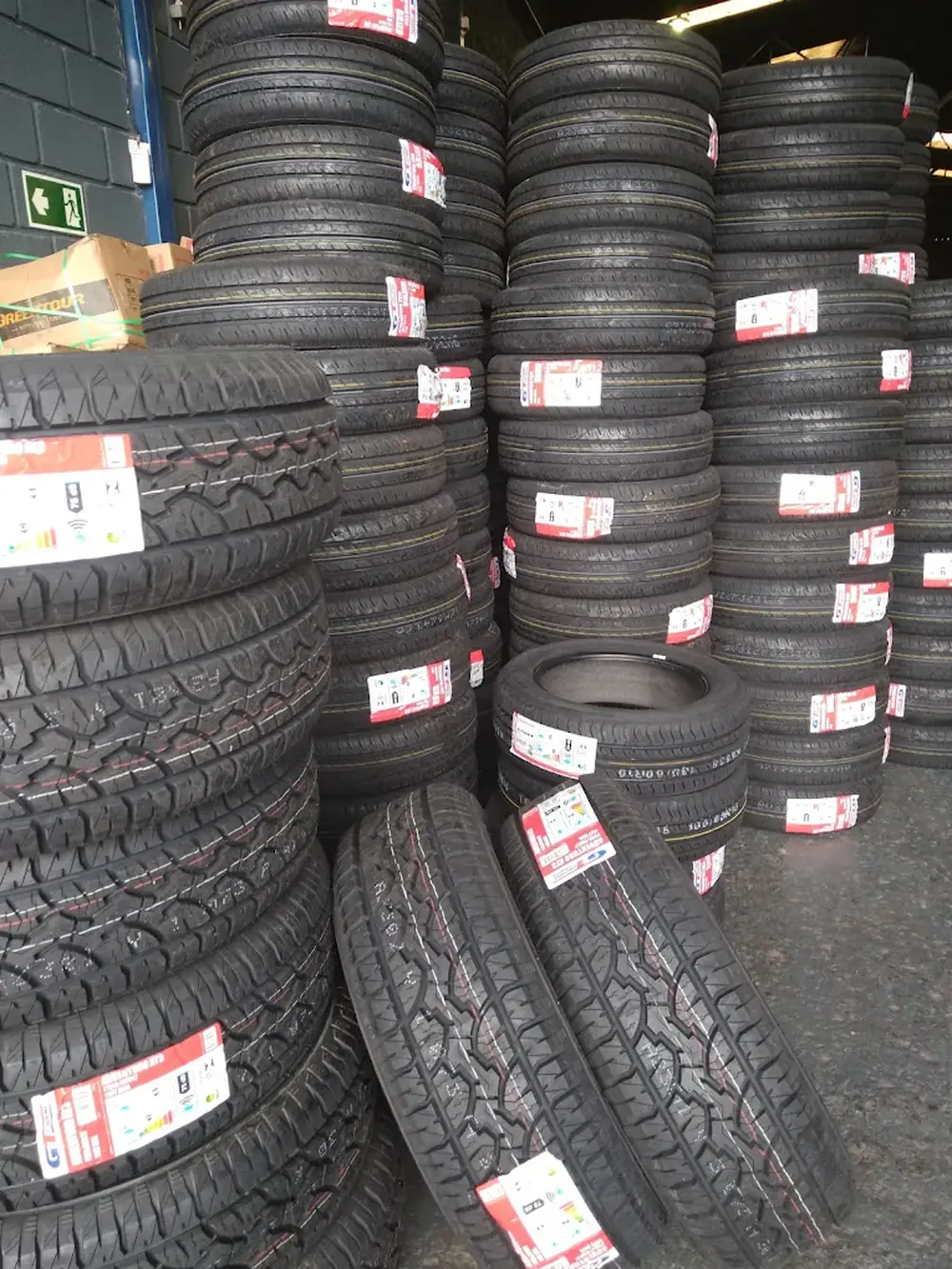 Pilhas de pneus novos no estoque da loja