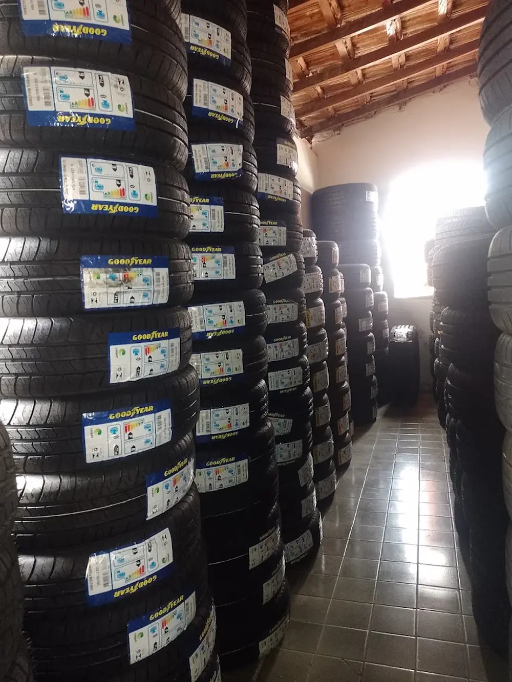 Prateleira de pneus Goodyear novos