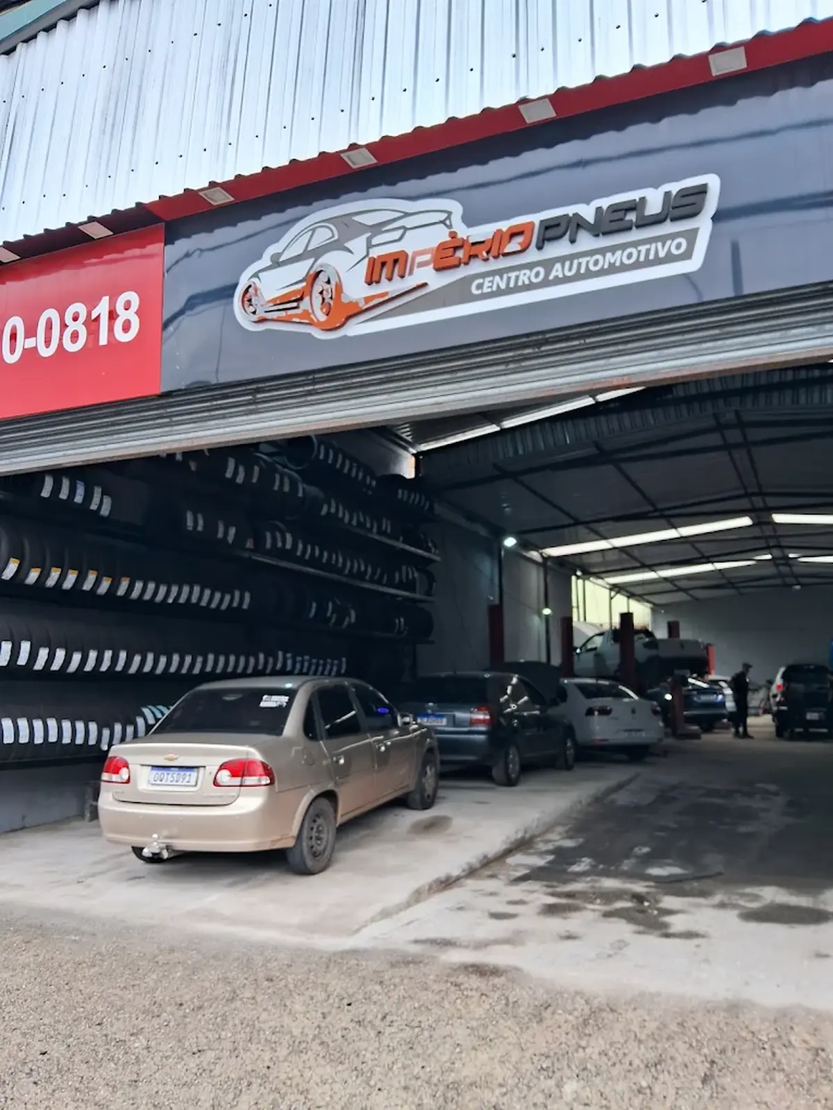 Box de serviço com elevadores e carros em atendimento