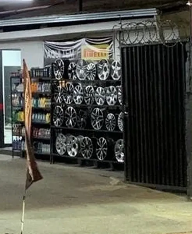 Vitrine de rodas na loja